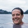 Porträtfoto eines Mannes, der im Wasser schwimmt